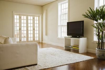 Plancher foncé offre visuellement agréable contraste de couleur contre un mobilier blanc.