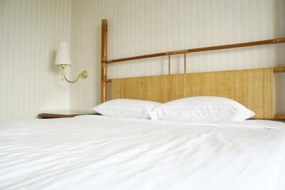 Placez un sommier king-size ou deux sommiers jumeaux taille de votre cadre de lit.