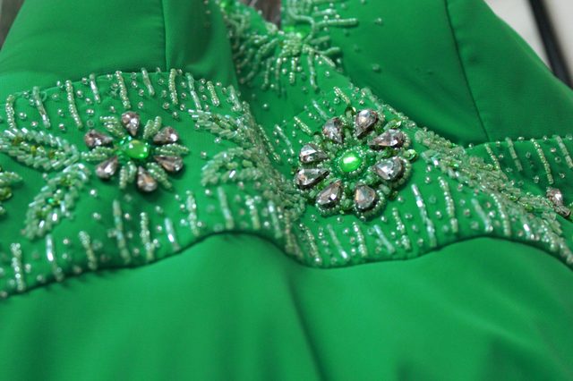 Comment Accessorize une robe vert émeraude