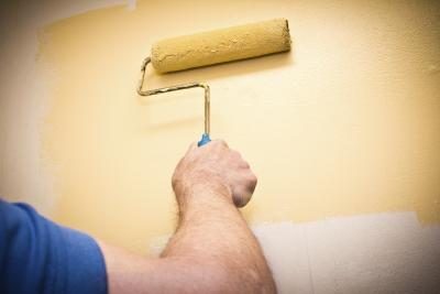 Peint à la main avec un rouleau à peinture sur le mur intérieur