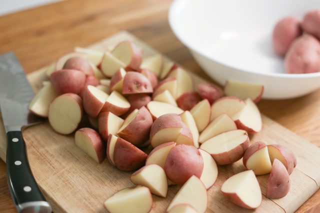 Couper les pommes de terre en petits morceaux.