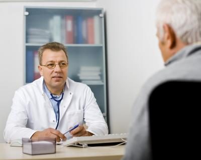 Un homme parle avec son médecin sur les niveaux de testostérone.