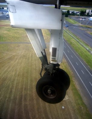 roues de trains d'atterrissage dévient sur des ressorts hydrauliques avec amortissement pour absorber les chocs.