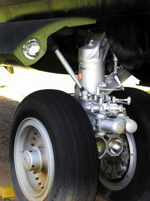Cette jambe de roue contient non amortisseur hydraulique et au printemps.