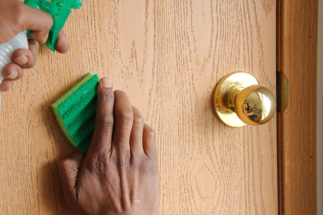 Comment nettoyer les portes en bois