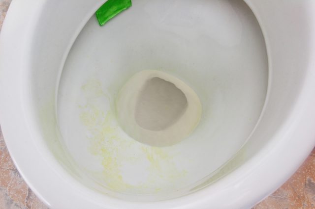 Comment nettoyer les taches jaunes dans les cuvettes de toilette