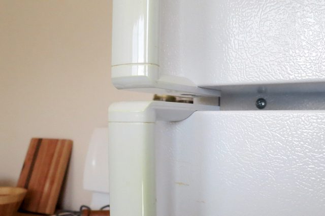 Comment nettoyer les poignées de porte jaunissement Réfrigérateur