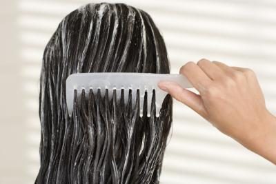 Séparez vos cheveux et appliquer le shampooing.