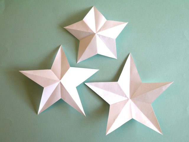 Différentes coupes en biais font des étoiles de différentes forme.