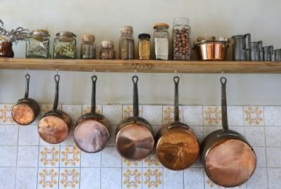 Casseroles en cuivre suspendus dans la cuisine
