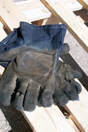 Gants de travail recouverts de cuir protéger les mains tout en travaillant avec des barbelés.