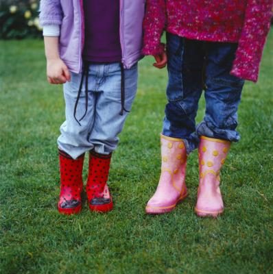 Enfants portant des bottes de pluie