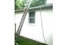Ladder en place avec le tuyau de jardin sur le toit