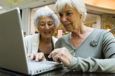 Deux femmes sur un ordinateur portable