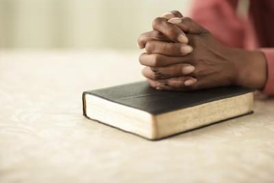 Femme priant avec la bible