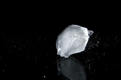 Un cube de glace peut vous aider à enlever de petits morceaux de gomme.
