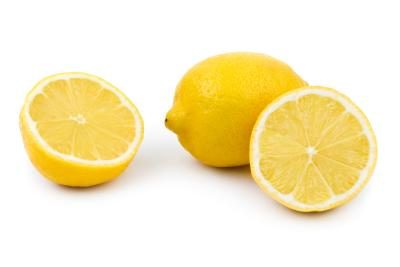 Couper le citron et citron entier.