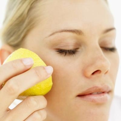 Frotter les citrons directement sur le visage peut réduire l'apparence des taches noires.