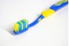 Une vieille brosse à dents est un outil détachant efficace.
