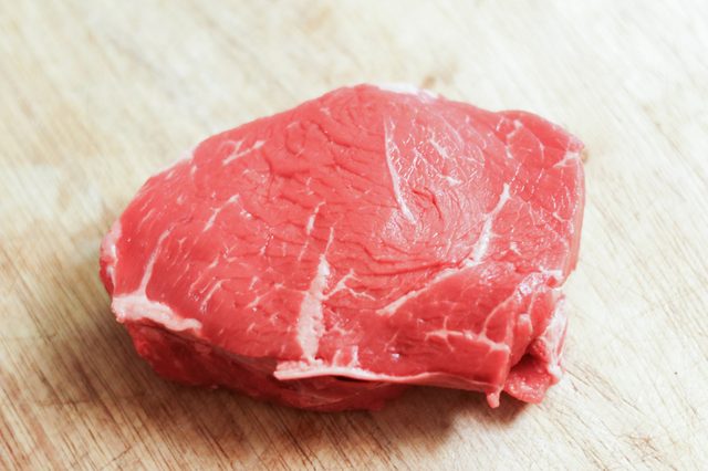 Raw top bifteck de surlonge.