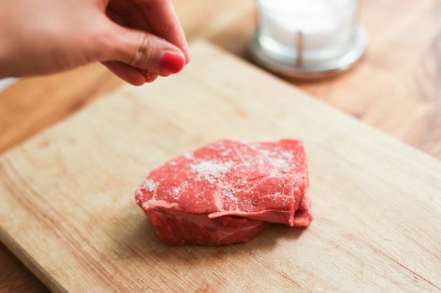 Salage un haut de surlonge steak.