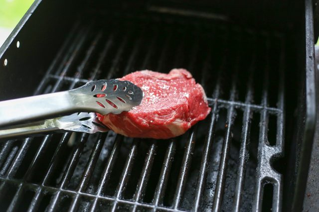 Mettre un haut de surlonge steak sur un grill.
