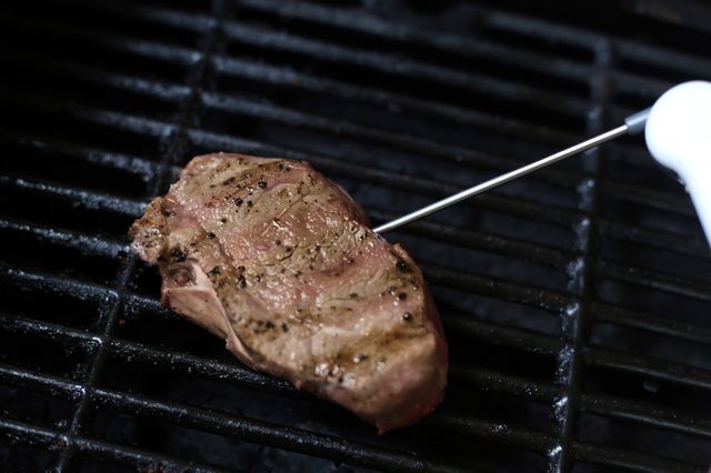 Mesure de la température sur un haut de surlonge steak.
