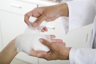 Un médecin applique un pansement à un patient's palm.