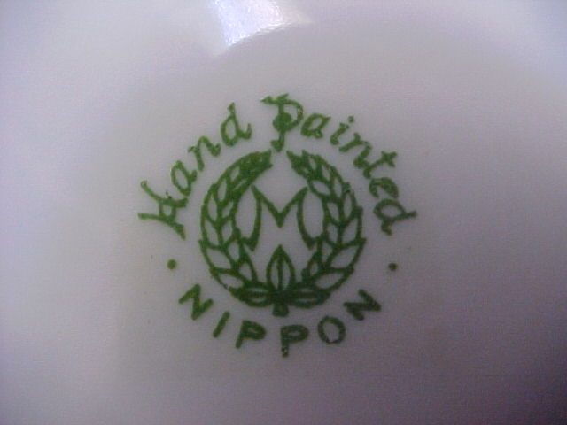 Une porcelaine marque Nippon indique la pièce a été faite au Japon.