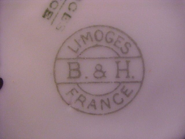 Une marque porcelaine de Limoges varie d'une entreprise et la date.