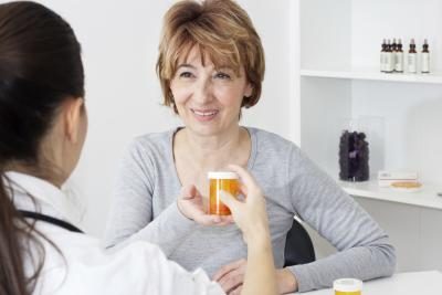 Une femme discutant prescriptions avec son médecin
