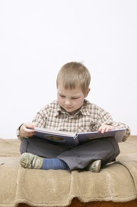 Un enfant de lire dans le centre d'alphabétisation.