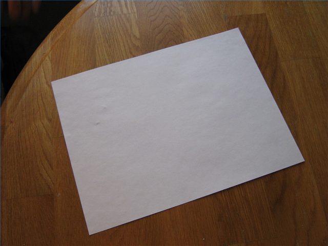 Étalez votre papier sur une surface propre et lisse.