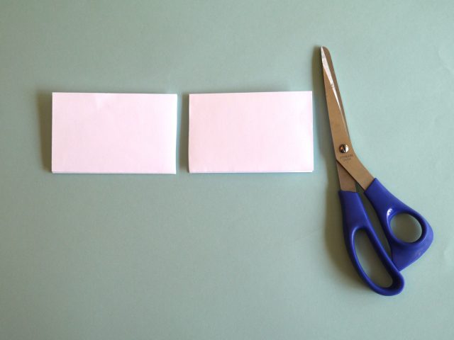 Couper la bande de papier de moitié.
