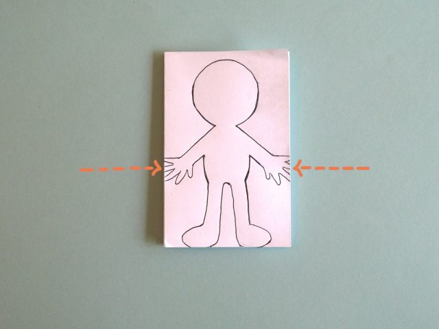 Tracer une silhouette de poupée sur une des moitiés de papier.