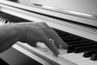 Une main en position de piano de jeu.