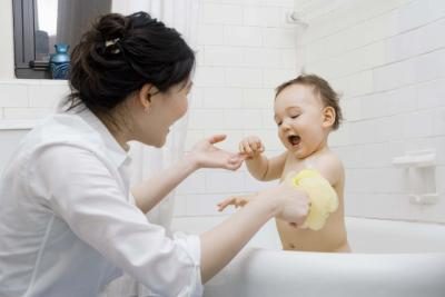 Mère avec un bébé dans le bain