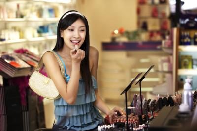 Visitez la section des cosmétiques à votre magasin local de drogue ou le compteur cosmétique à un magasin.