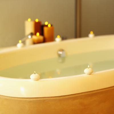 Lie dans une baignoire remplie d'eau très chaude pendant 15 à 20 minutes plusieurs fois par jour.