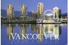 Une carte postale de Vancouver représente un panorama de la ville traditionnelle avec la réflexion aqueuse.