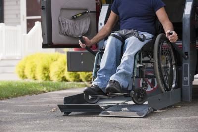 Achetez une fourgonnette accessible en fauteuil roulant chez un concessionnaire de bonne réputation et l'équiper avec suivi GPS.