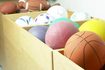Boîtes de ballons de sport et aire de jeux couverte