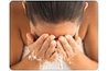 Lavez votre visage fréquemment pour éviter l'acné kystique.