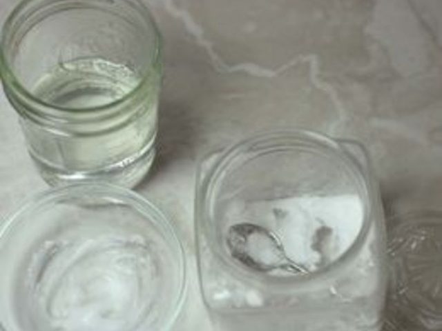 Une pâte de bicarbonate de soude peut fonctionner comme un remède à la maison et est facile à faire.
