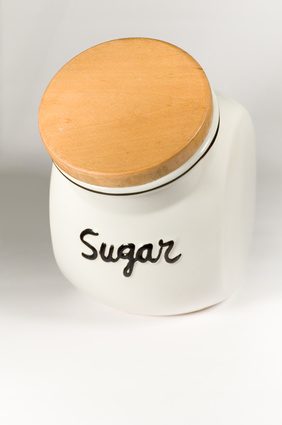 L'ajout de sucre aide la coloration rendre à pétales plus rapidement.